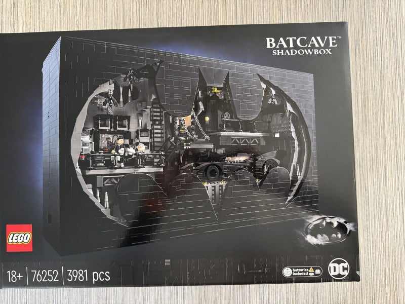 Lego Batman Batcave Shadow Box Set 76252628632409893141119