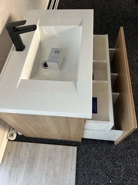 Bathroom vanity62863218058241111