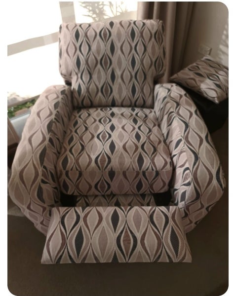 2 X RECLINER CHAIRS + OTTOMAN62863230607361114
