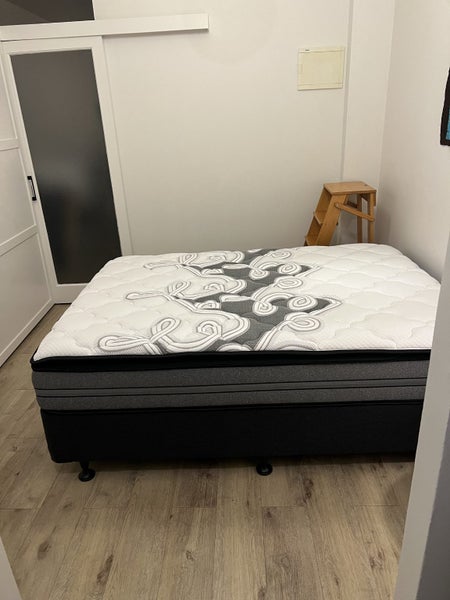 Near-New Double Mattress and Base629366681708811129