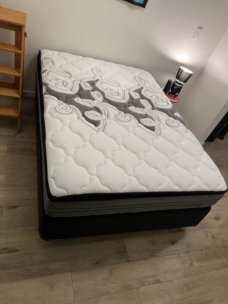 Near-New Double Mattress and Base62936668170881112