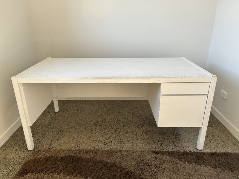 Solid computer / office desk Carousel 1