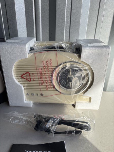 Endeavour Portable Retro Radio (CL852) Carousel 2