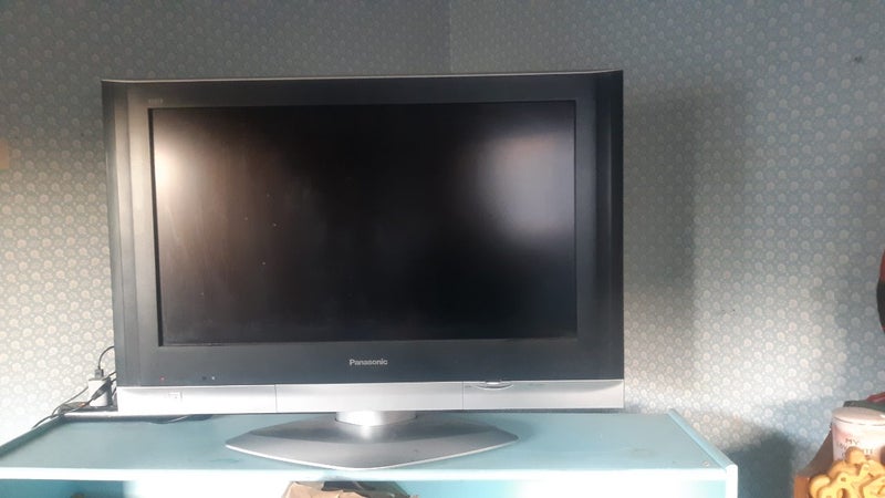 Panasonic TX - 32LX500A 32" flat screen TV Carousel 1
