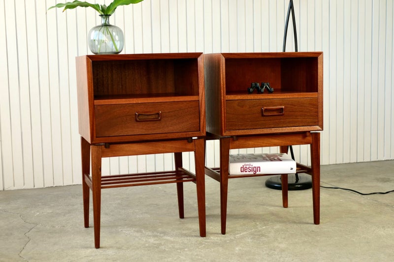 A PAIR OF MID-CENTURY MAHOGANY BEDSIDE TABLES 1960s62854316428545111
