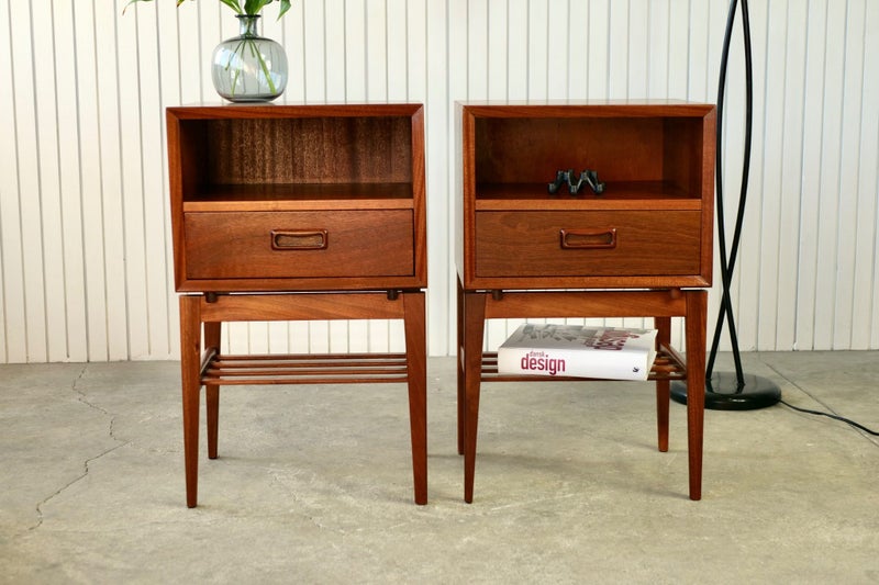 A PAIR OF MID-CENTURY MAHOGANY BEDSIDE TABLES 1960s628543164285451127