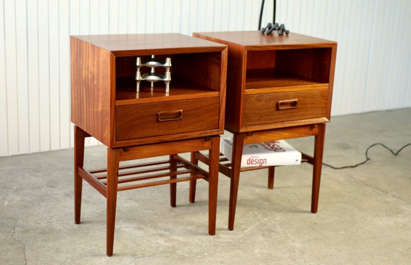 A PAIR OF MID-CENTURY MAHOGANY BEDSIDE TABLES 1960s62854316428545112