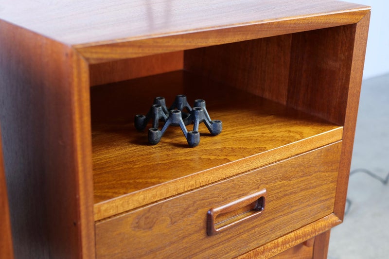 A PAIR OF MID-CENTURY MAHOGANY BEDSIDE TABLES 1960s62854316428545113