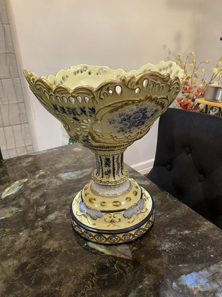 Large display Gold Treasure fine porcelain podium Bowl.628632304128011112