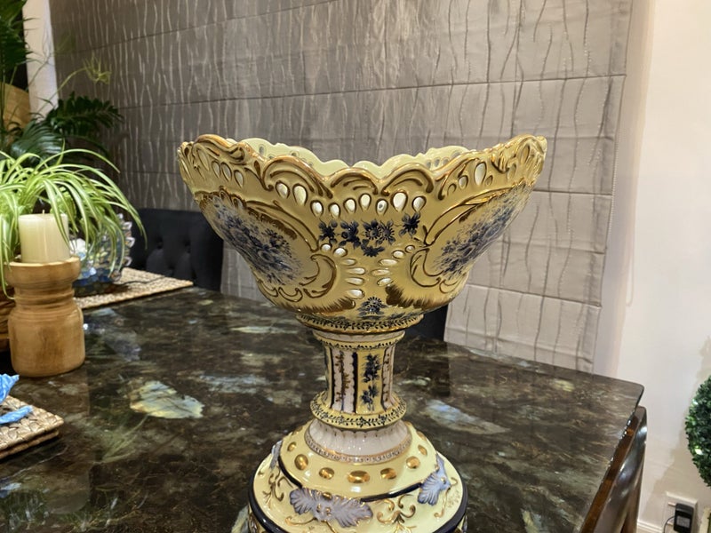 Large display Gold Treasure fine porcelain podium Bowl.62863230412801111