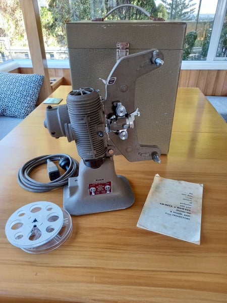 Vintage Bell & Howell 606H projector628678502722591114
