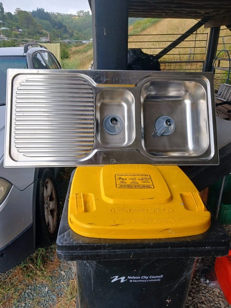 Kitchen sink 1 1/4 incl mixer & wastes Carousel 1