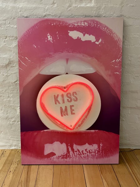 Kiss Me Neon artwork62938585427330112