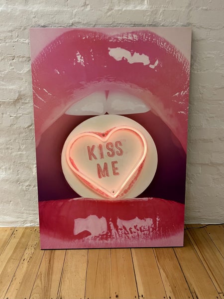 Kiss Me Neon artwork62938585427330113
