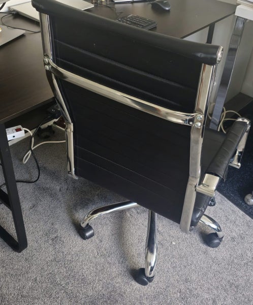 Office Desk and chair Carousel 1