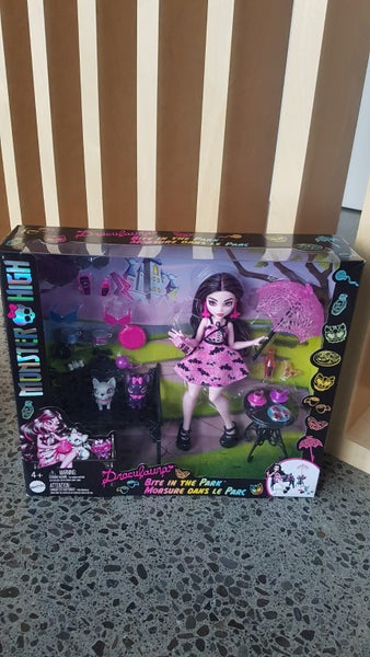 Monster High Draculaura Bite in the Park Boxed Doll Set Carousel 1