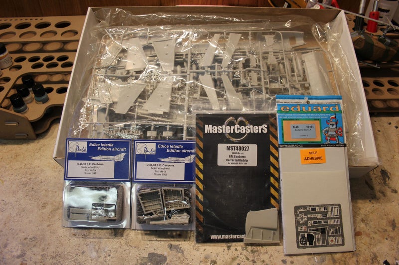 1/48 airfix English electric canberra B with extras62975767987714111