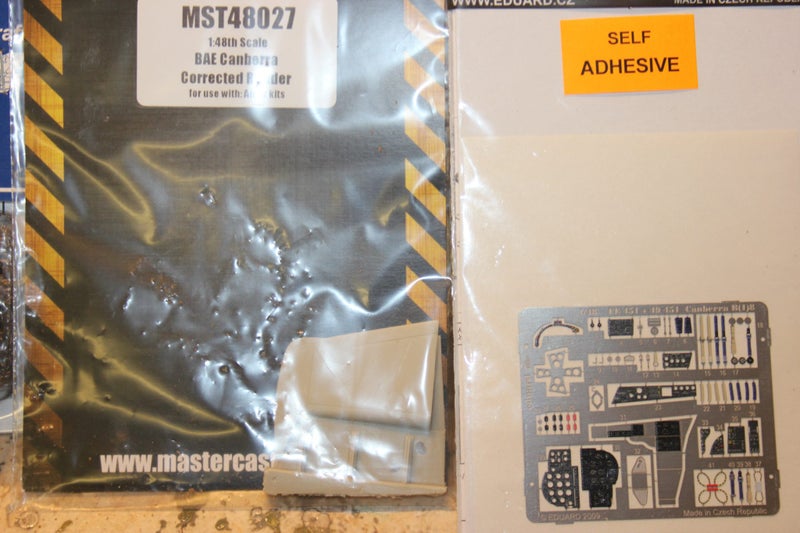 1/48 airfix English electric canberra B with extras62975767987714113