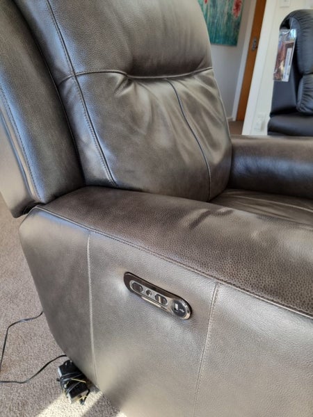 large leather La-z-boy62863844237954111