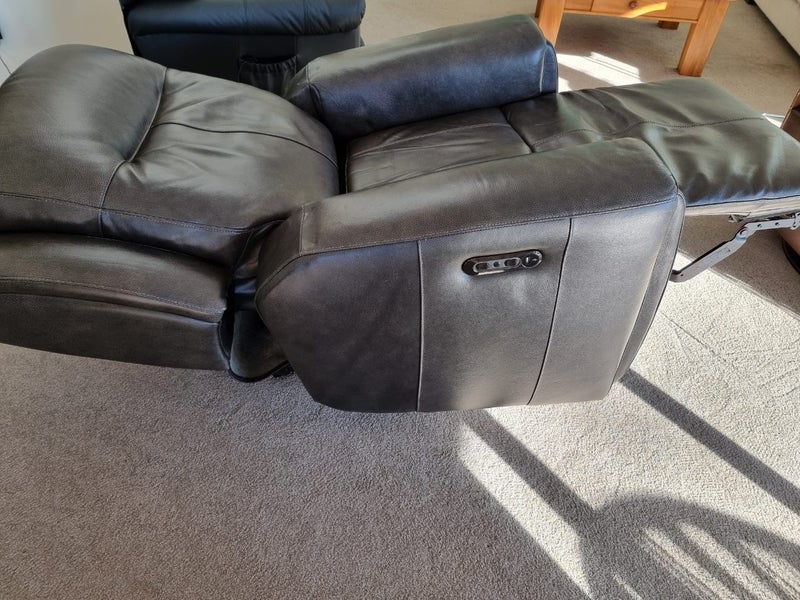 large leather La-z-boy62863844237954112