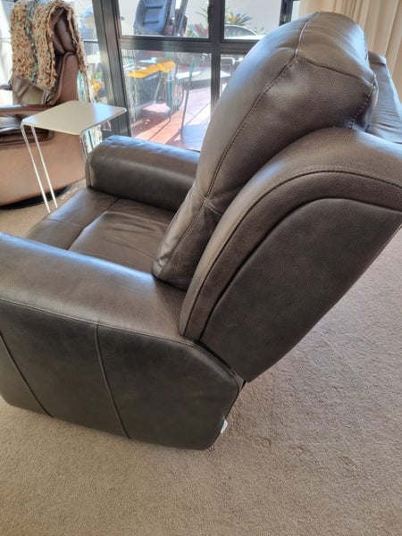 large leather La-z-boy62863844237954114