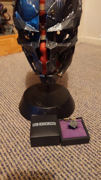 Dishonored Collectors Edition Mask, Ring and comic Carousel 2