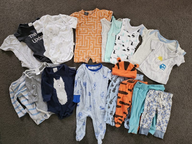 Bulk lot baby clothing 000 (0-3 months) Carousel 1