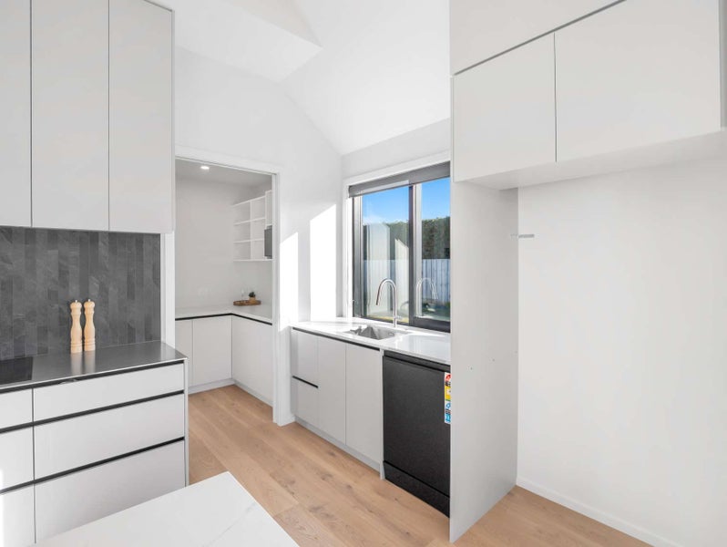 Brand New Luxury on Fairhurst Place!62867855267841114