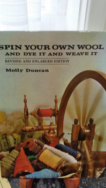 Vintage lot of weaving books and magazines Carousel 1