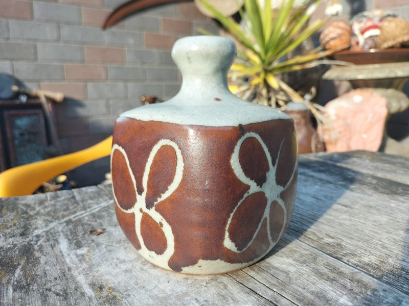 NZ Potter Warren Tippett Square Bottle Necked Vase62865829015426112