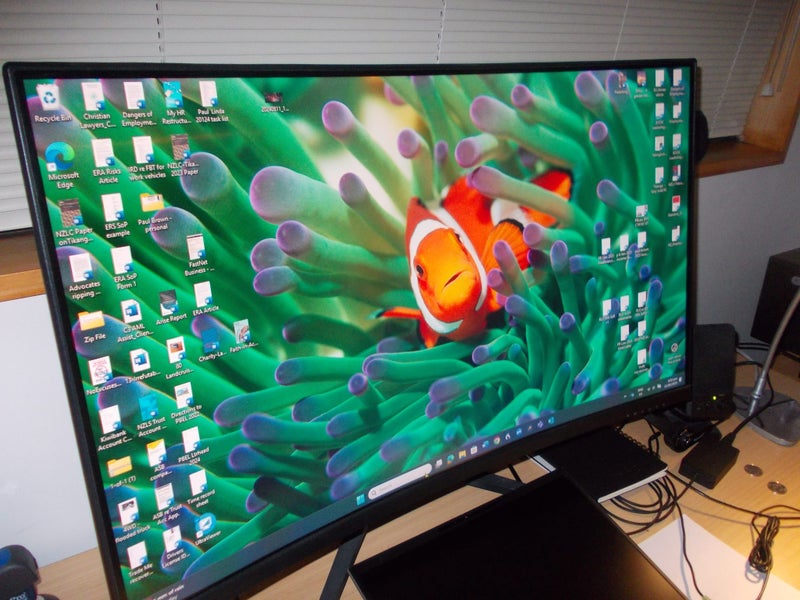 32 inch monitor Carousel 1