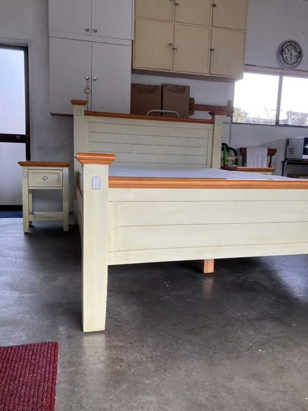 Early Settler Queen Bed with Mattress and Bedside Tables62863852605953112