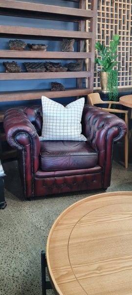 VINTAGE LEATHER BUTTONED CHESTERFIELD ARMCHAIR Carousel 1