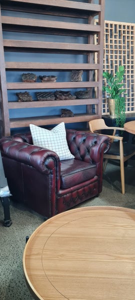 VINTAGE LEATHER BUTTONED CHESTERFIELD ARMCHAIR Carousel 2