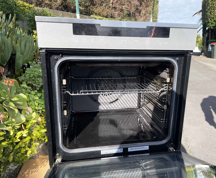 Electrolux oven (needs new motherboard)62864735141762113