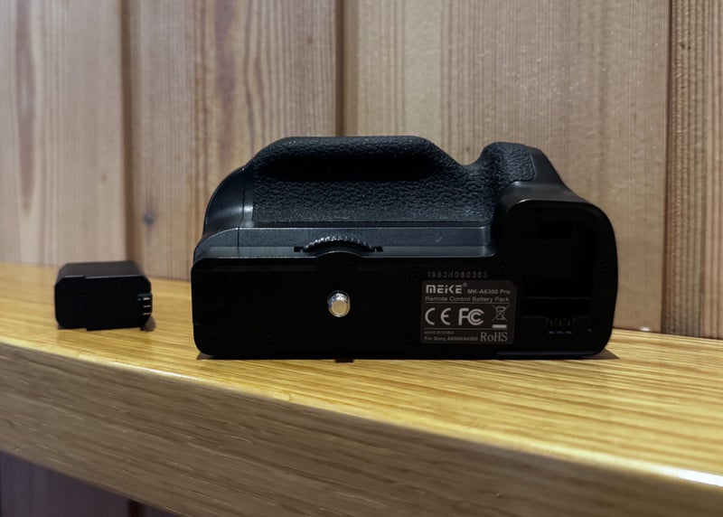 Sony A6400 Battery Grip + Dummy Battery (External Power Adapter) Carousel 1