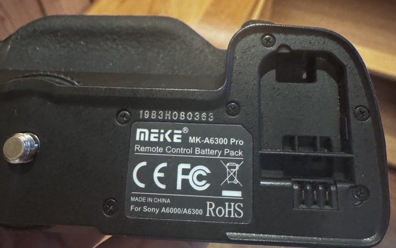 Sony A6400 Battery Grip + Dummy Battery (External Power Adapter) Carousel 2