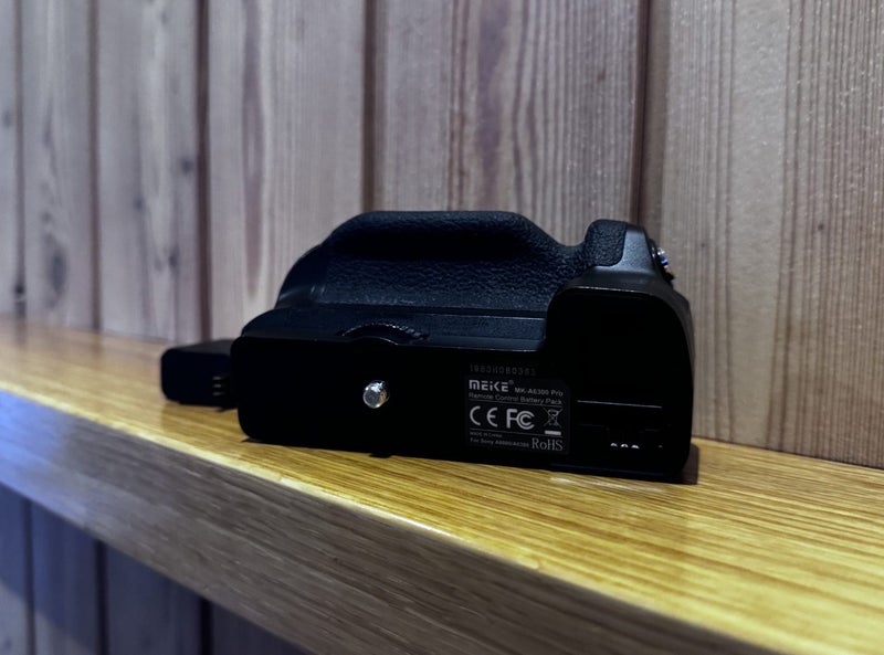 Sony A6400 Battery Grip + Dummy Battery (External Power Adapter) Carousel 4