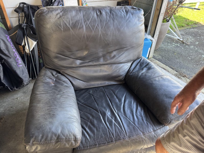 Leather lounge suite & 2 recliners62864735153793111