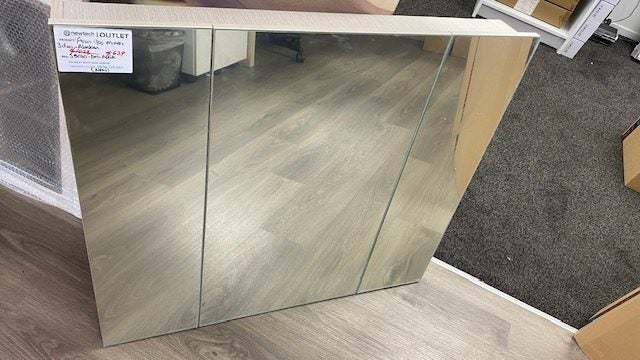 900 AVON MIRROR CABINER (3 DOOR) WITH DEMISTER IN ALASKAN Carousel 1