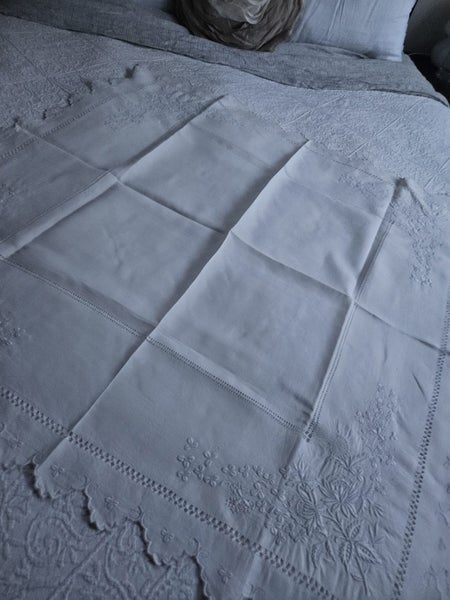 Hand Embroidered White 100% Cotton Scottish Thistle Tablecloth Carousel 4
