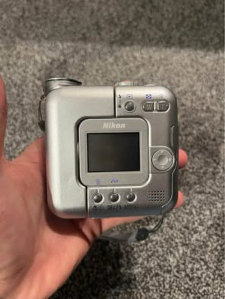 NIKON COOLPIX SQ DIGI CAM - FULL WORKING + CHARGING STAND62863868243074112