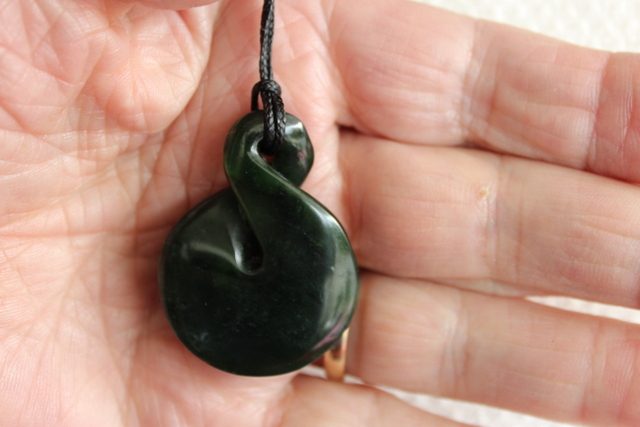 BEAUTIFUL TWIST KAWAKAWA POUNAMU / Jade Twist Small #121 Carousel 1