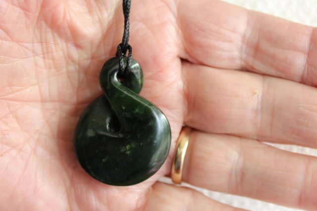 BEAUTIFUL TWIST KAWAKAWA POUNAMU / Jade Twist Small #121 Carousel 2