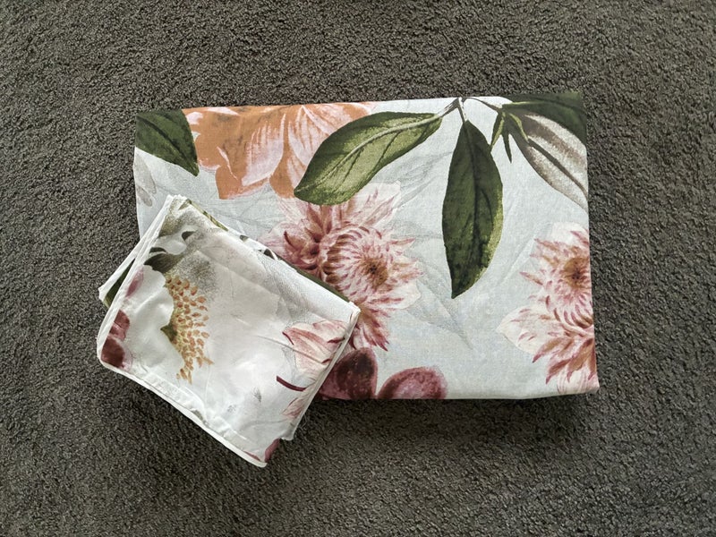 Logan & Mason reversible Queen duvet cover set brand-new. Carousel 1
