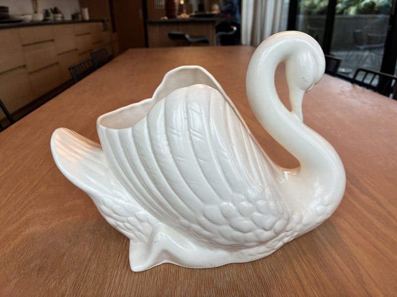 Stunning Crown Lynn Swan62938586553346113
