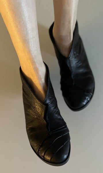 $1R * Black genuine leather wide fit short ankle boot * 39 * Carousel 2