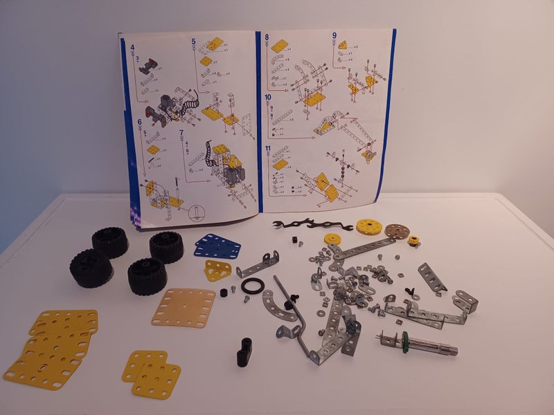 *** Small Bag of Meccano & Booklet *** Carousel 1