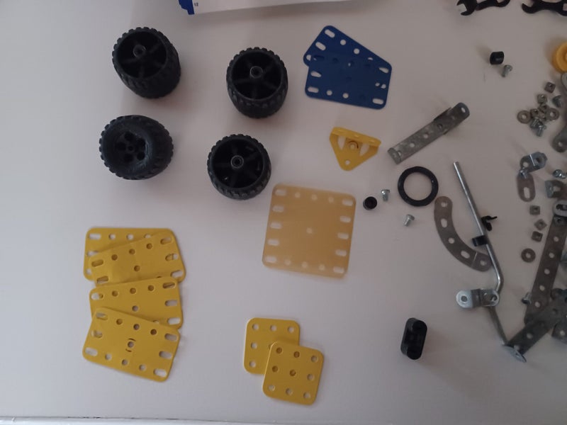 *** Small Bag of Meccano & Booklet *** Carousel 2