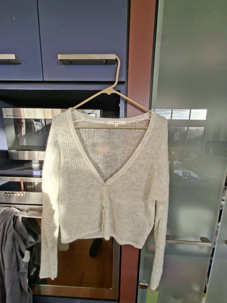 Max new never worn xs white light cardigan 29%wool 27%mohair 44%nylon $30 Carousel 3